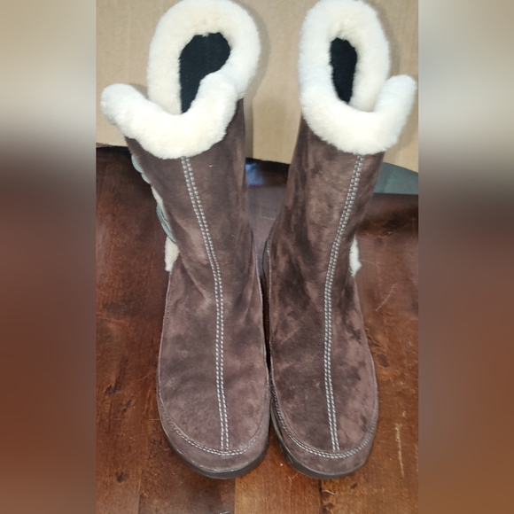 Merrell Shoes - Merrell Size 7 Cozy Brown Shearling Women's Boots.